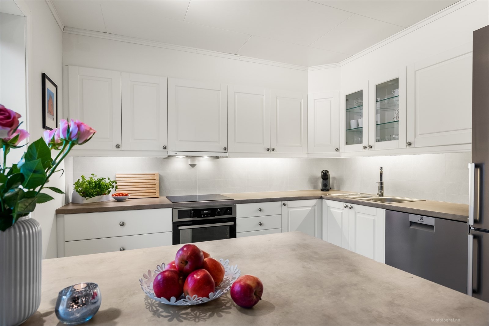 Innredningen byr på effektive arbeidsflater og god plass til oppbevaring i skuffer og skap. Galleribilde