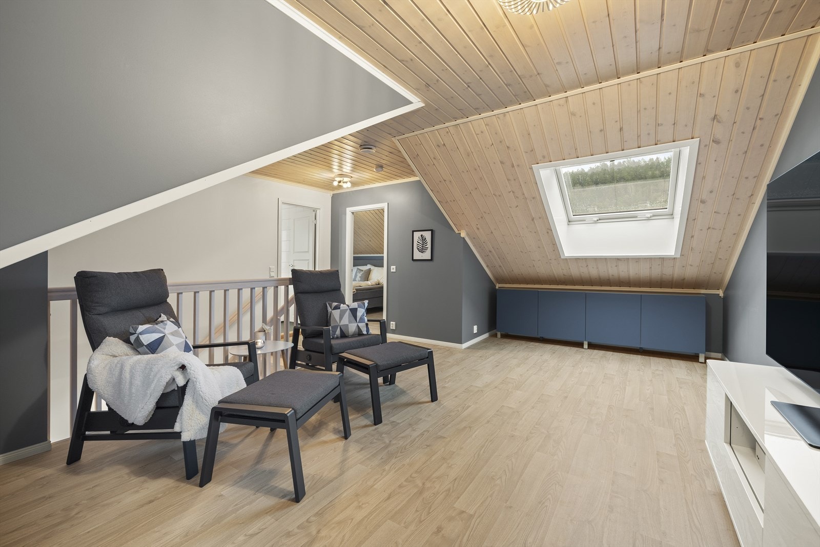 Loftstue med god plass til sittegruppe og kontor. Galleribilde