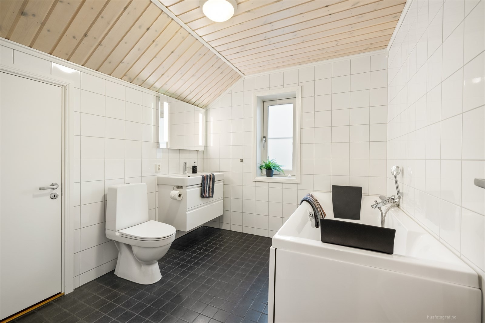 Badet på loftsetasjen ligger i praktisk tilknytning til soverom. Galleribilde