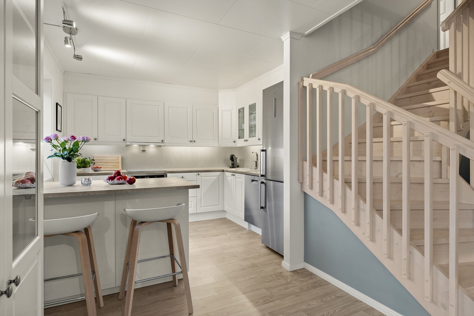 Det er kjøl/fryseskap, oppvaskmaskin, platetopp, stekeovn, vannstoppsystem og komfyrvakt. Det er kjøkkenventilator med avtrekk ut. Galleribilde