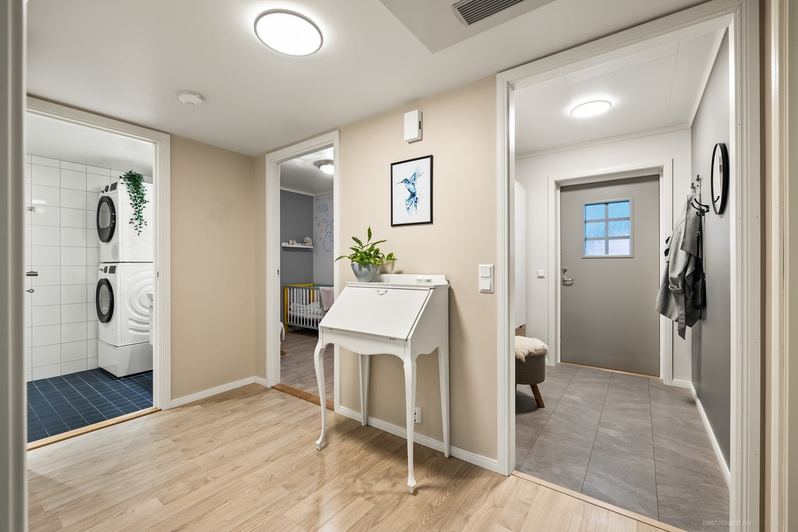 Leiligheten inneholder: Entrè, gang, 2 soverom, stue, kjøkken, bod og bad. i tillegg til loftsetasje med stue, soverom, bod og bad. Galleribilde