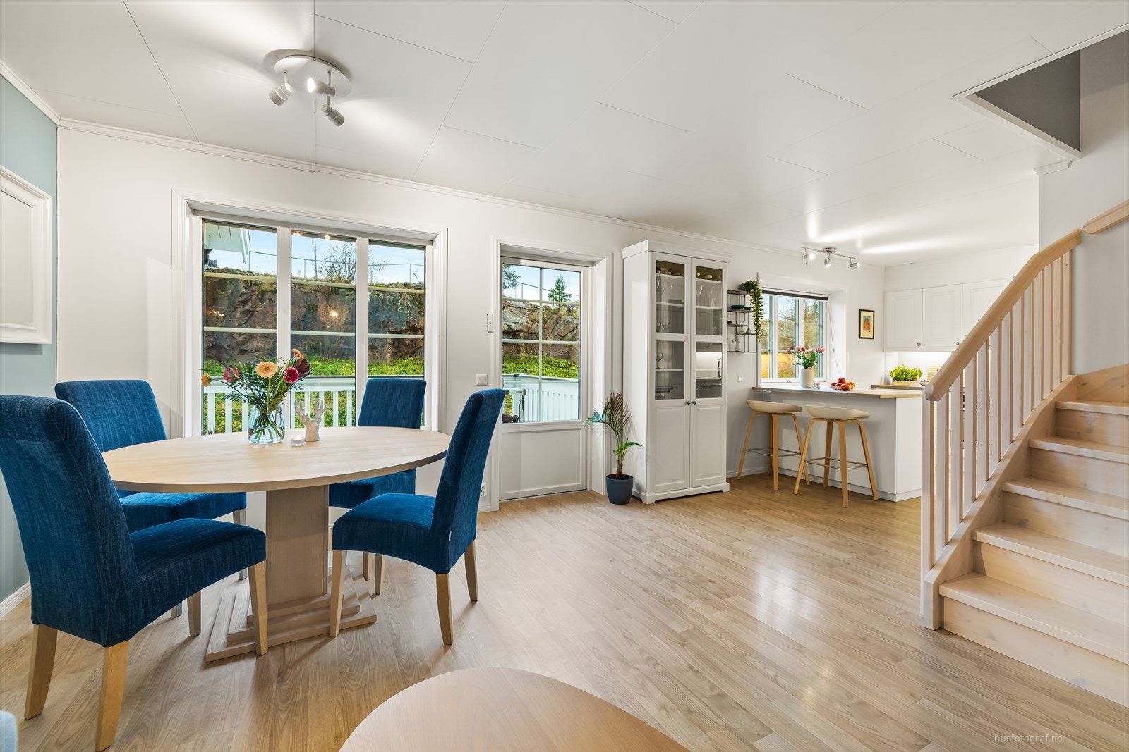 Stuen holder god romslighet, med tilstrekkelig plass for både en behagelig sofagruppe og et større spisebord. Galleribilde