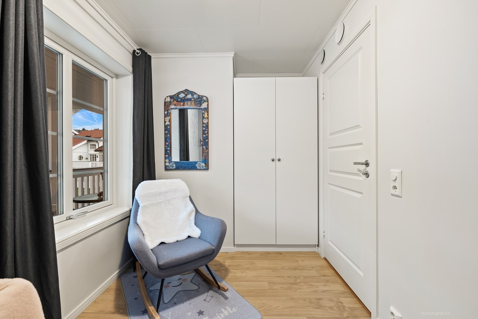 Boligen går over to etasjer og har 3 soverom av god størrelse, to i 2.etasje og hovedsoverommet i loftsetasjen i tilknytning til baderommet. Galleribilde