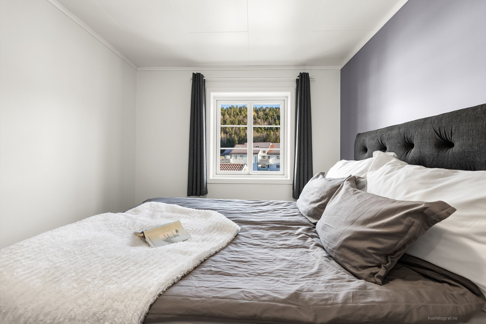 Hyggelig utsyn mot sameiets fellesarealer. Galleribilde