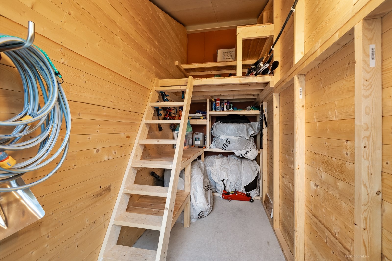 Utvendig sportsbod. Galleribilde