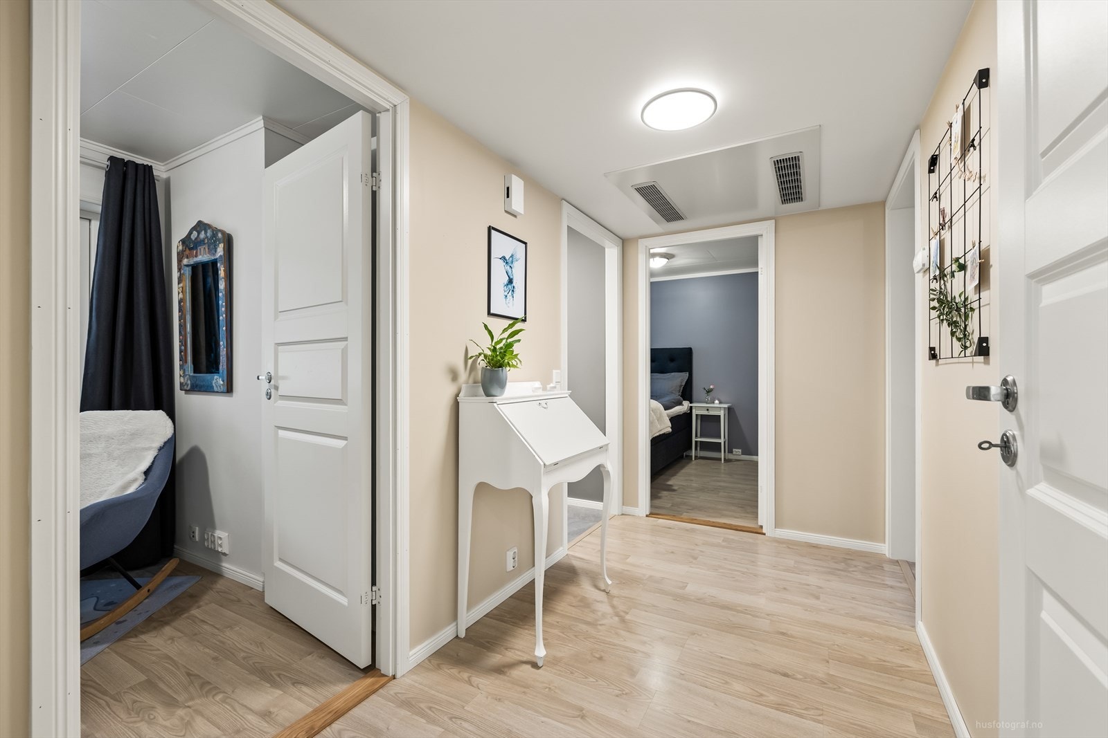 Endeleilighet med sørvestvendt beliggenhet og gode solforhold - Carport - Innerst i rolig gate! Galleribilde