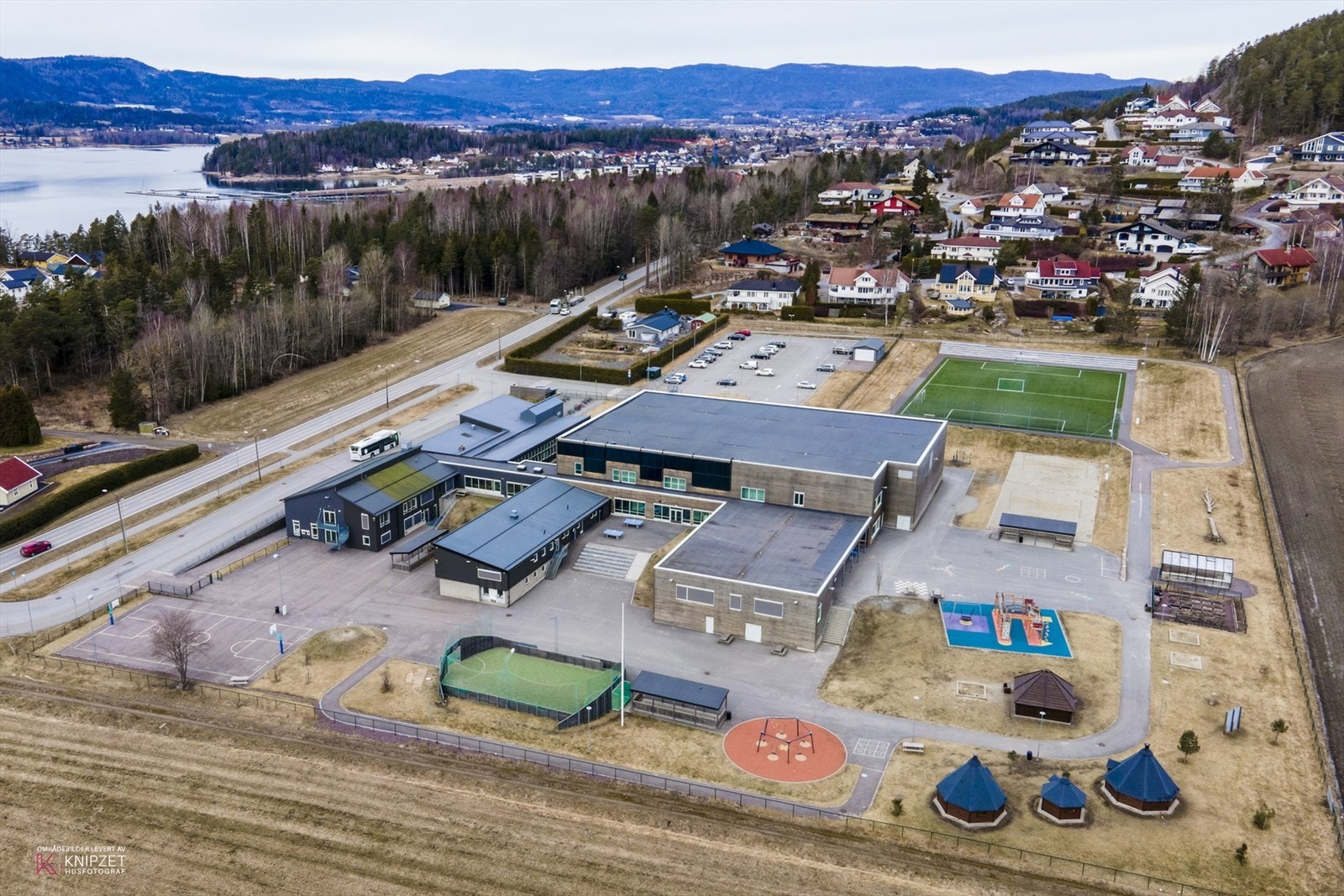 Det er heller ikke lang vei til Selvik skole Galleribilde