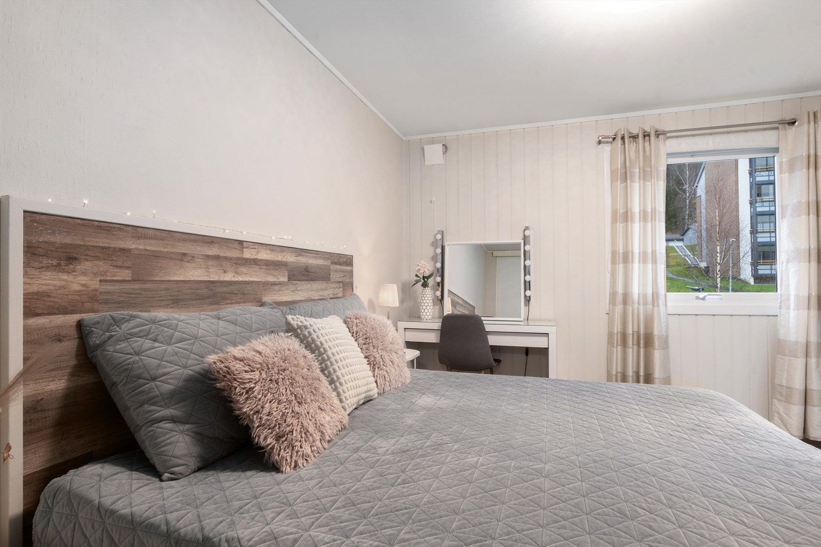 Rommet er malt i en delikat beige farge. Galleribilde