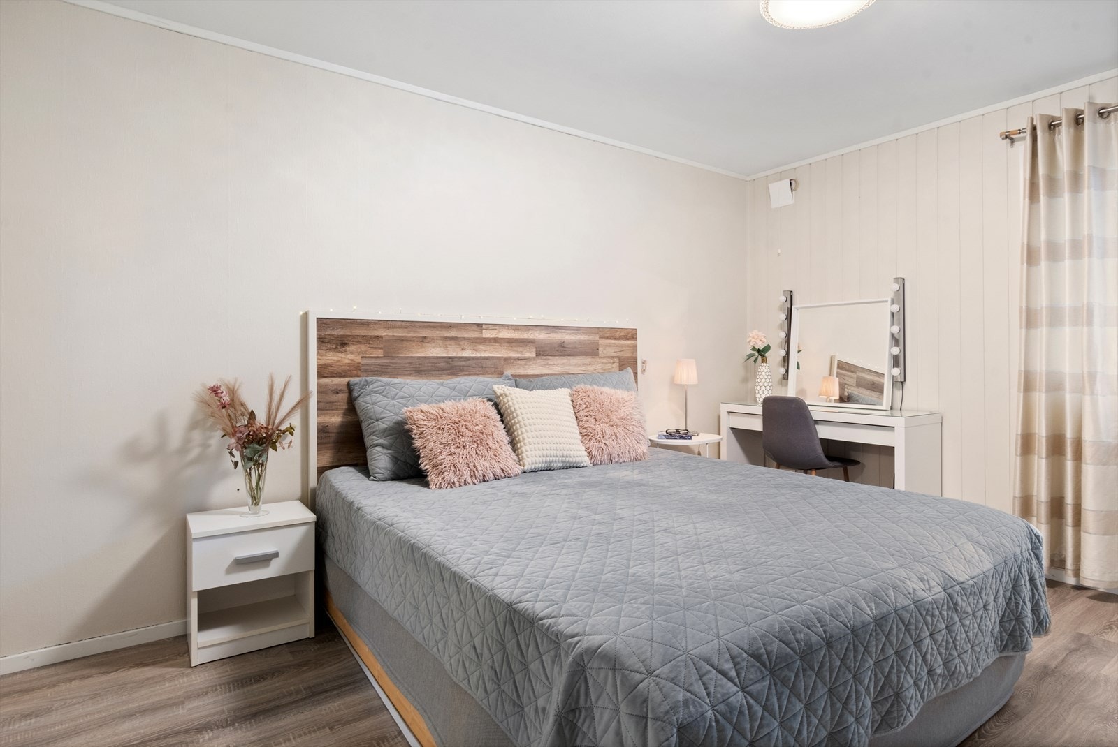 Soverom 2 er det største av totalt 3 soverom - masse plass selv med king size bed ! Galleribilde