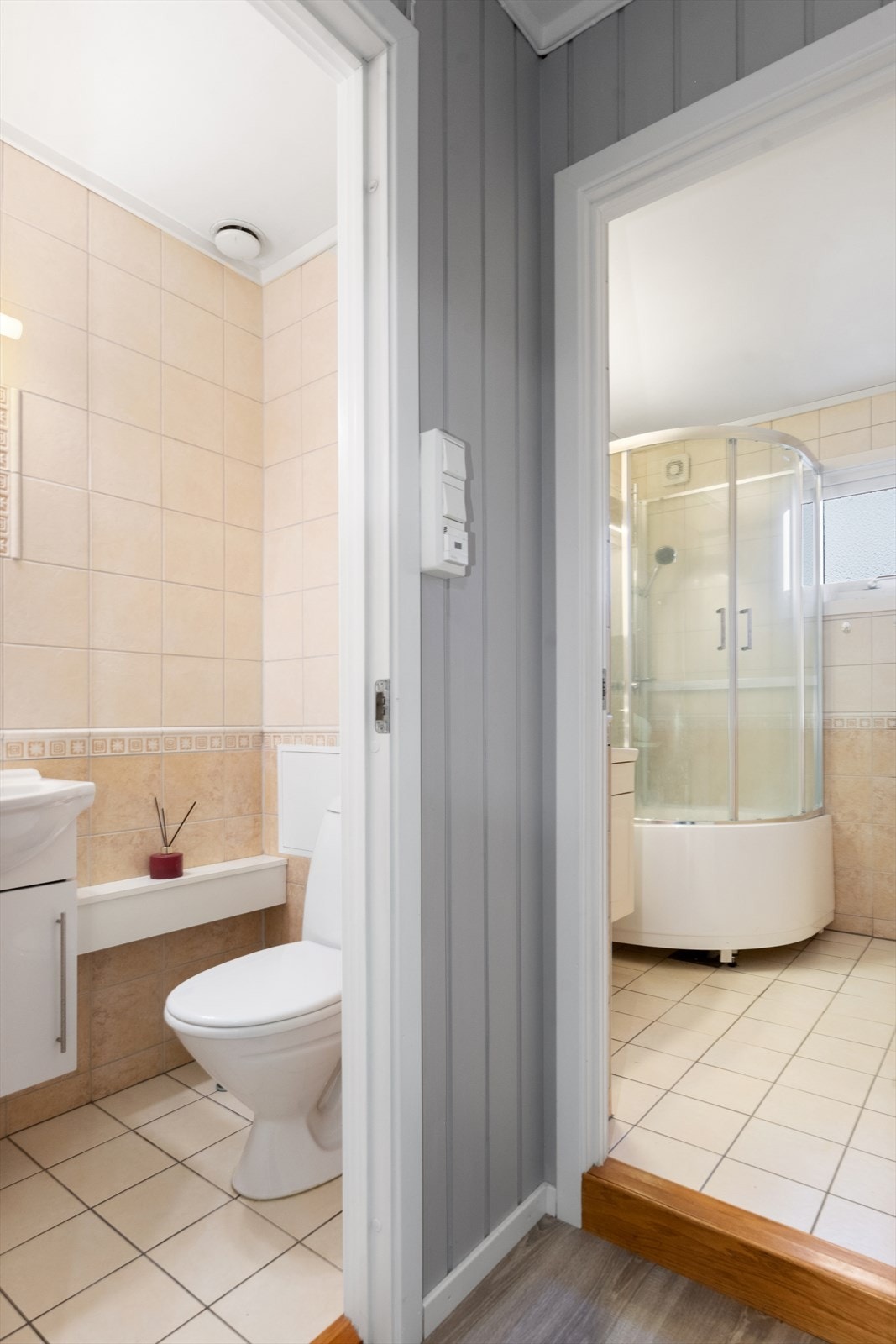 Det er separat wc-rom vegg i vegg med badet Galleribilde