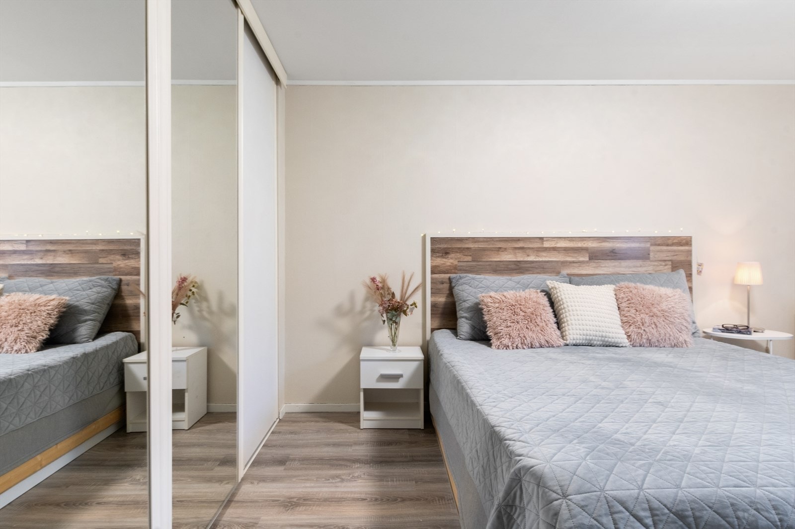 Her finner du en praktisk skyvedørsgarderobe med mye plass for hele garderoben! Galleribilde