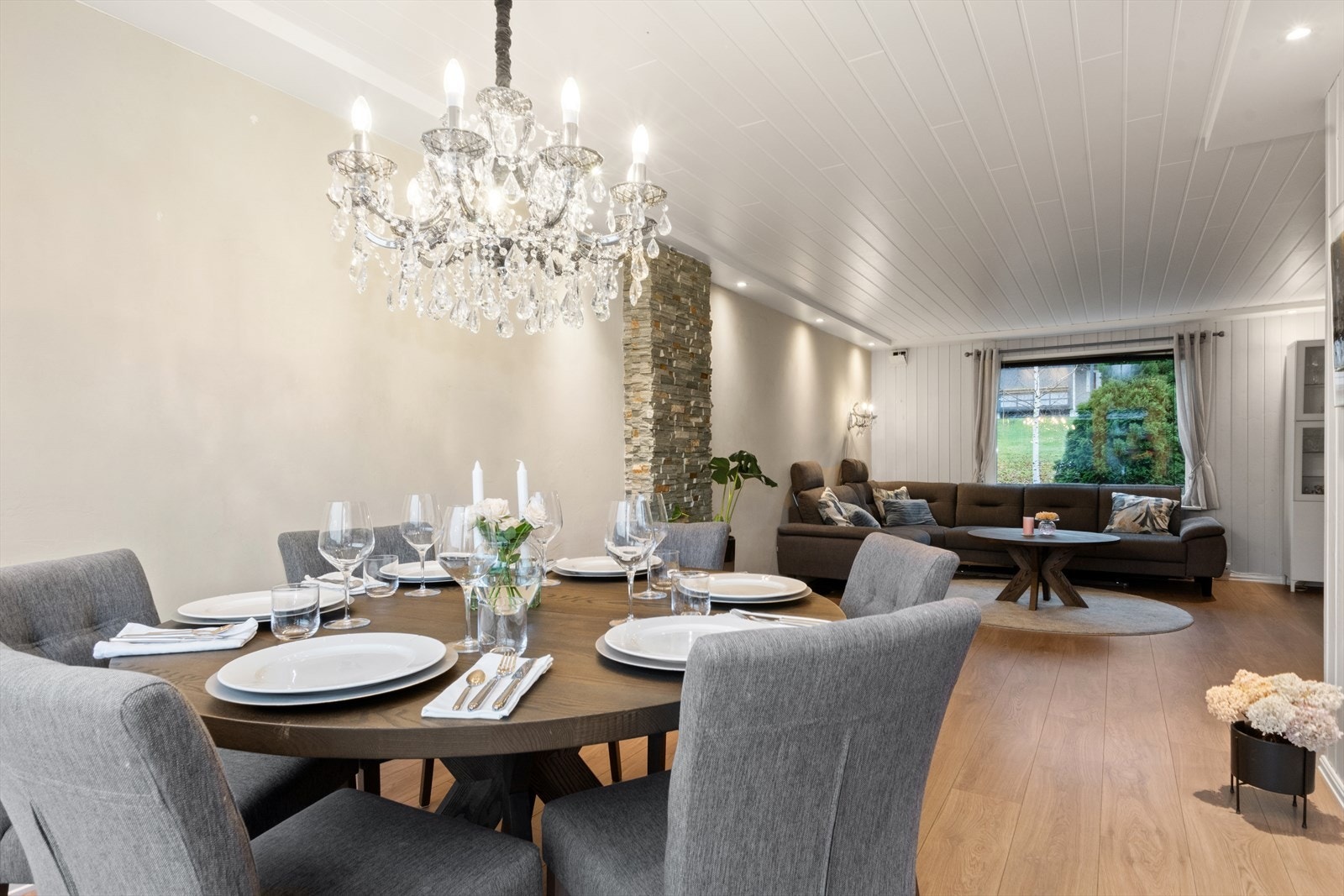 Nydelig belysning over spisebordet og flott lyssatt med down-lights langs veggen. Galleribilde