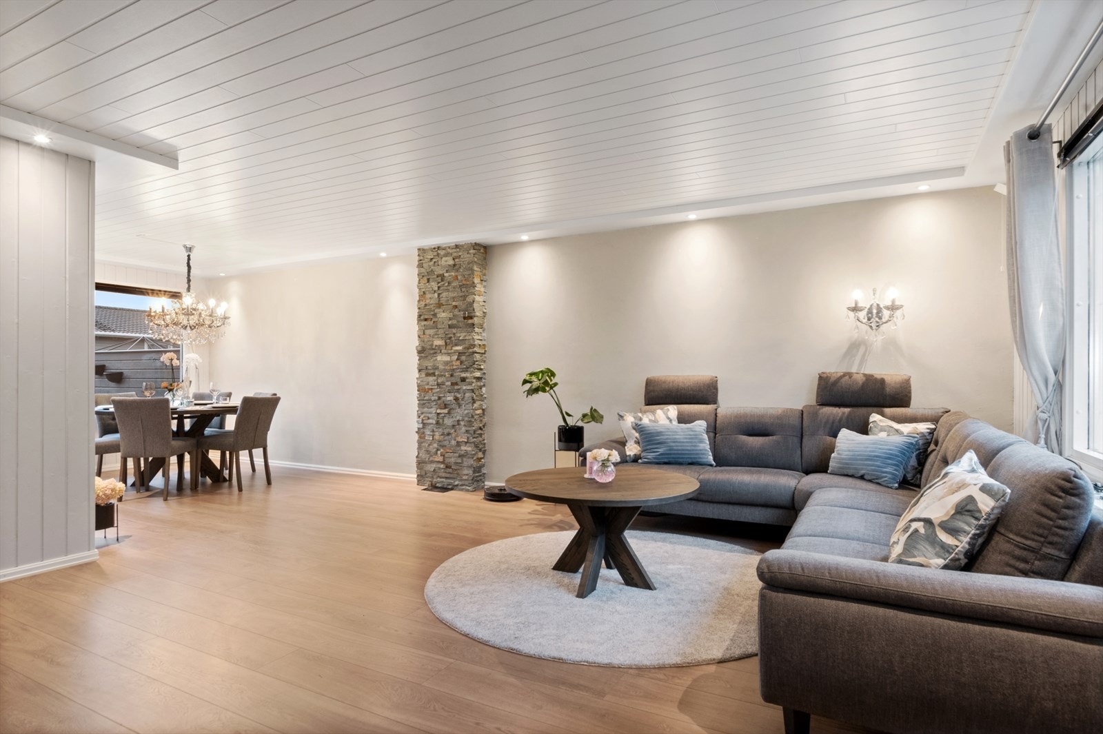 Velkommen inn i et koselig rekkehus med muligheter for å sette inn vedfyrt ovn. Galleribilde