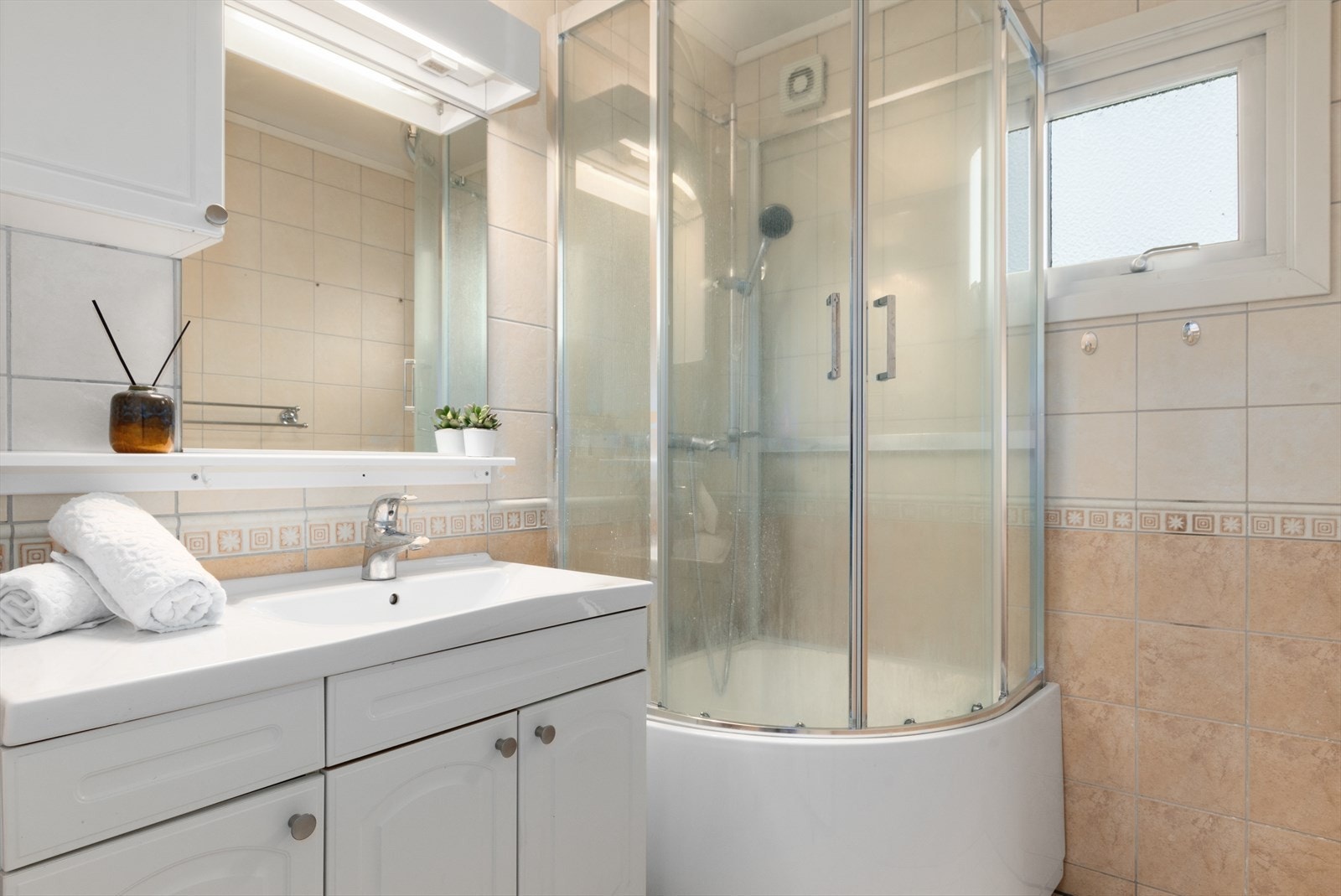 Klassisk baderomsinnredning / oppbevaring Galleribilde