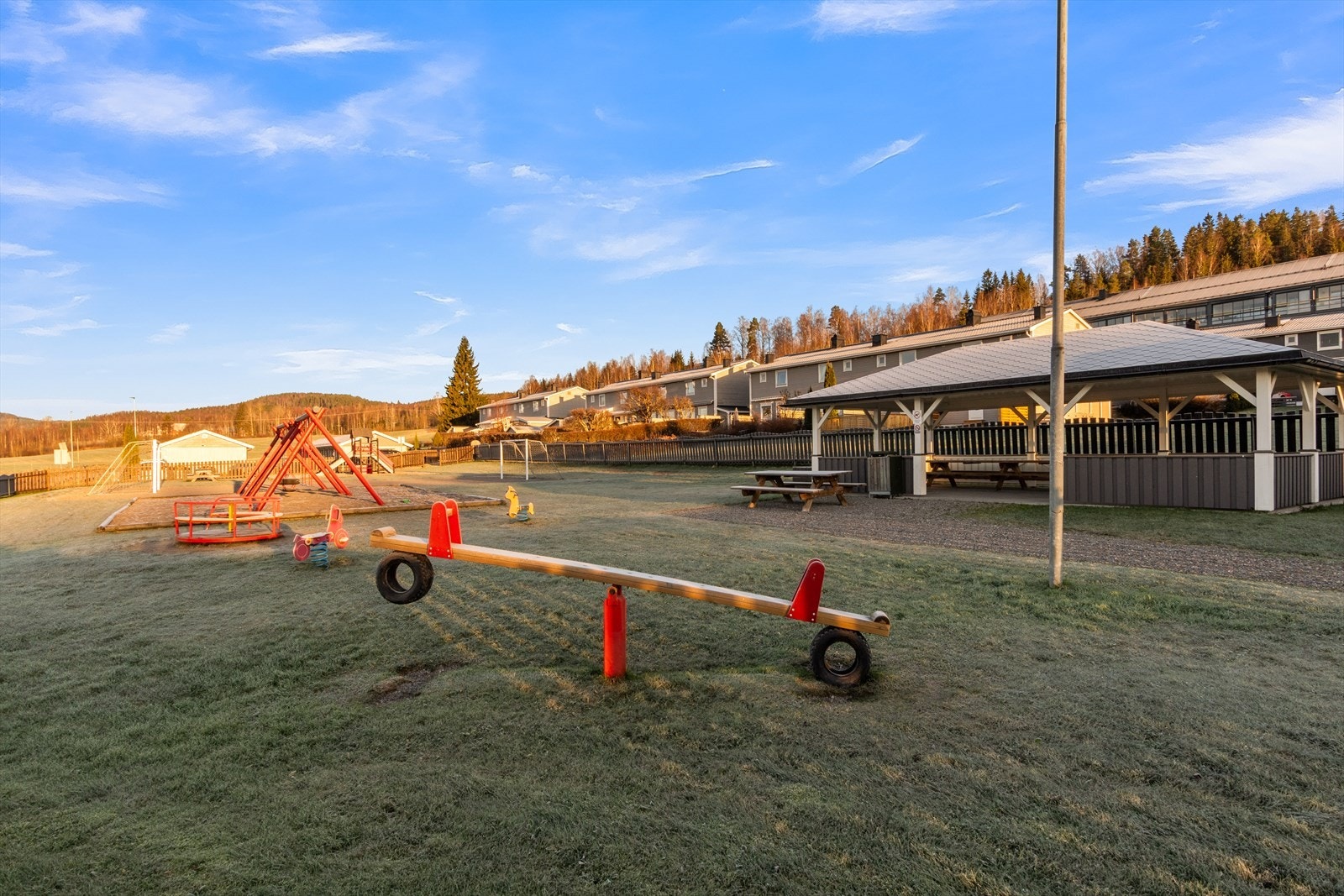 Rett i nærheten er det en stor lekeplass for stor og liten - her kan man også ha hyggelige samvær med naboer også ! Galleribilde