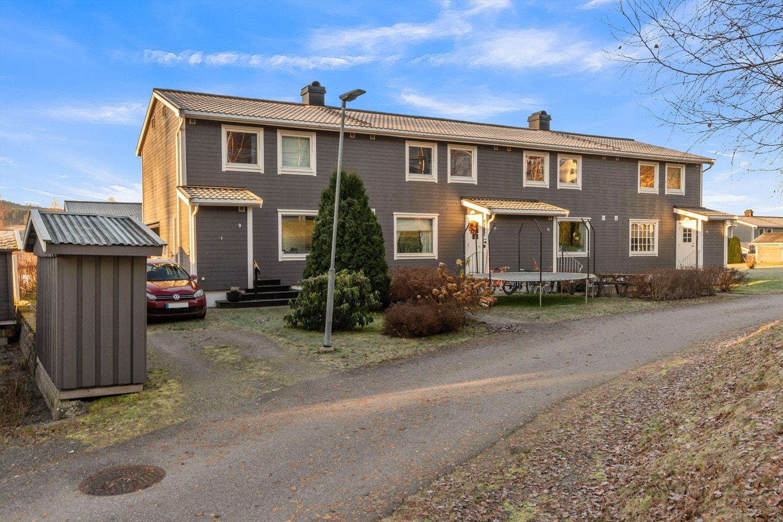 Parkering ved siden av rekkehuset. Galleribilde