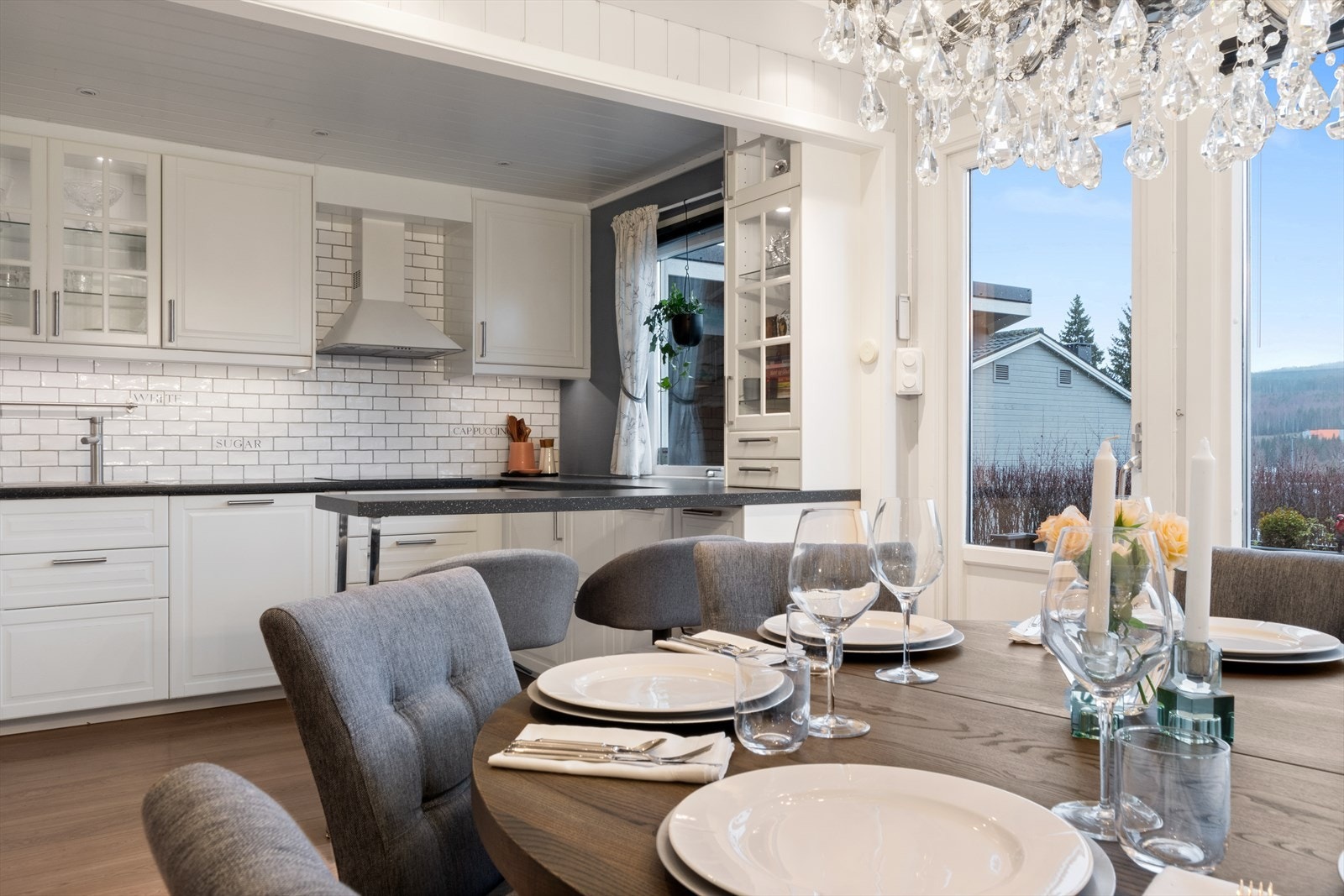 Bedre muligheter for å være en god vert skal man lete lenge etter - her kan man kokkelere og underholde gjestene samtidig! Galleribilde