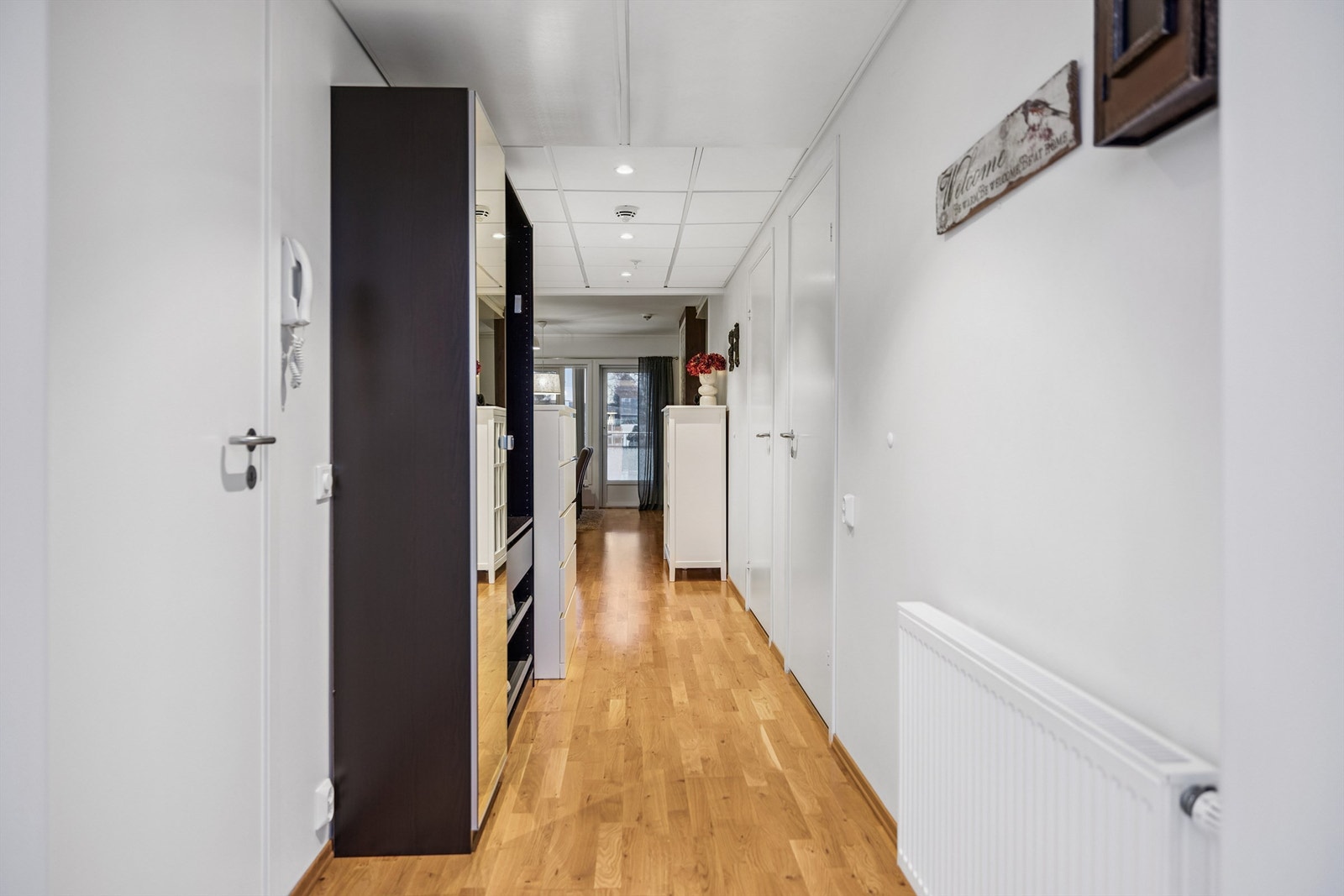 Entréen er innbydende med parkett på gulvet og downlights i himlingen. Galleribilde