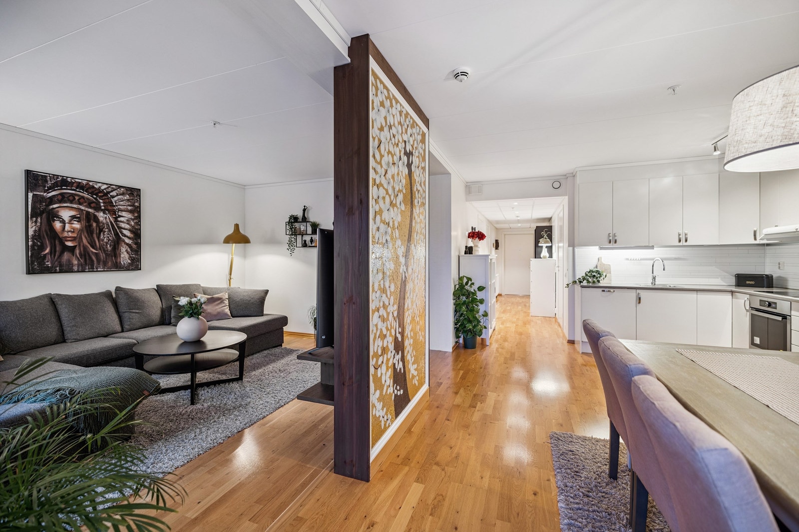 Den åpne løsningen skaper en luftig atmosfære og god flyt mellom rommene. Galleribilde