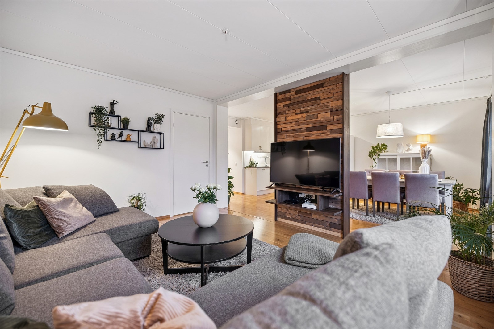 Mot stuen er veggen kledd med beisbehandlet treverk og fungerer som en TV-vegg. Galleribilde