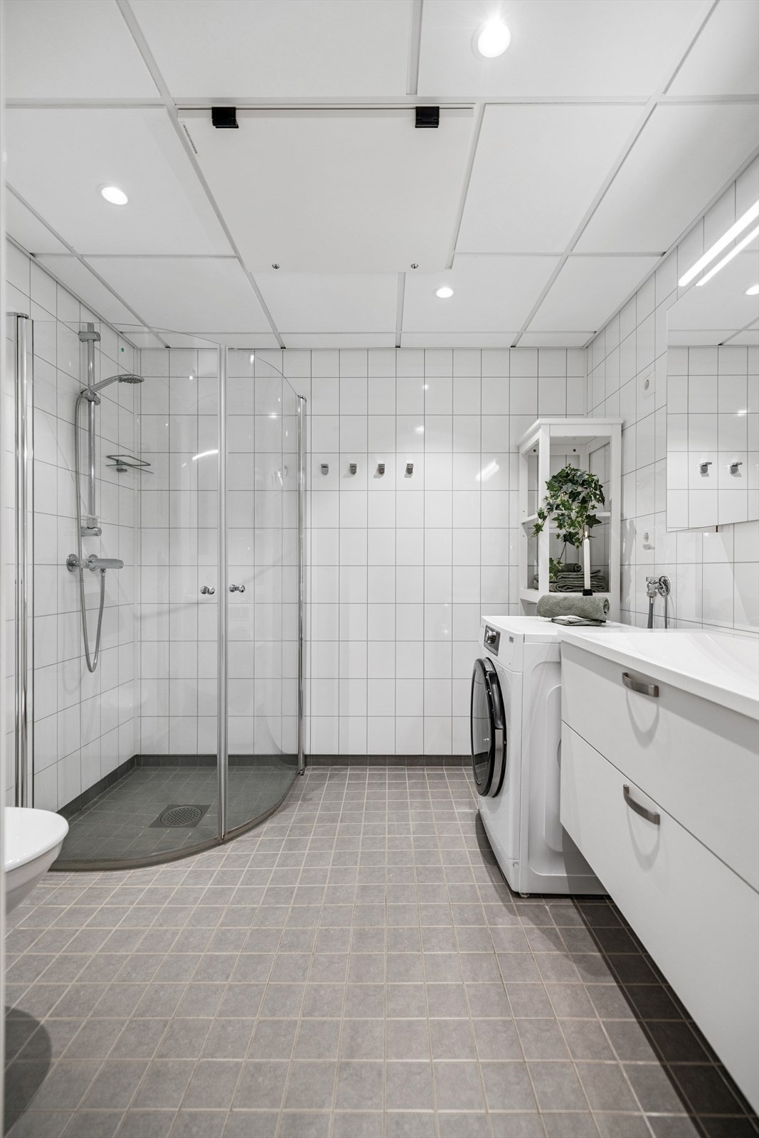 Badet har flislagt gulv med elektrisk gulvvarme for økt komfort. Galleribilde