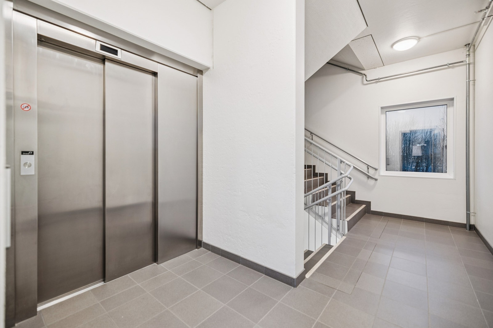 Leiligheten har enkel adkomst via felles trappehus med heis. Galleribilde