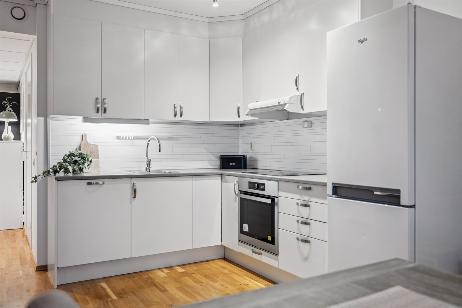 Integrert induksjonstopp og stekeovn, samt opplegg for oppvaskmaskin. Galleribilde