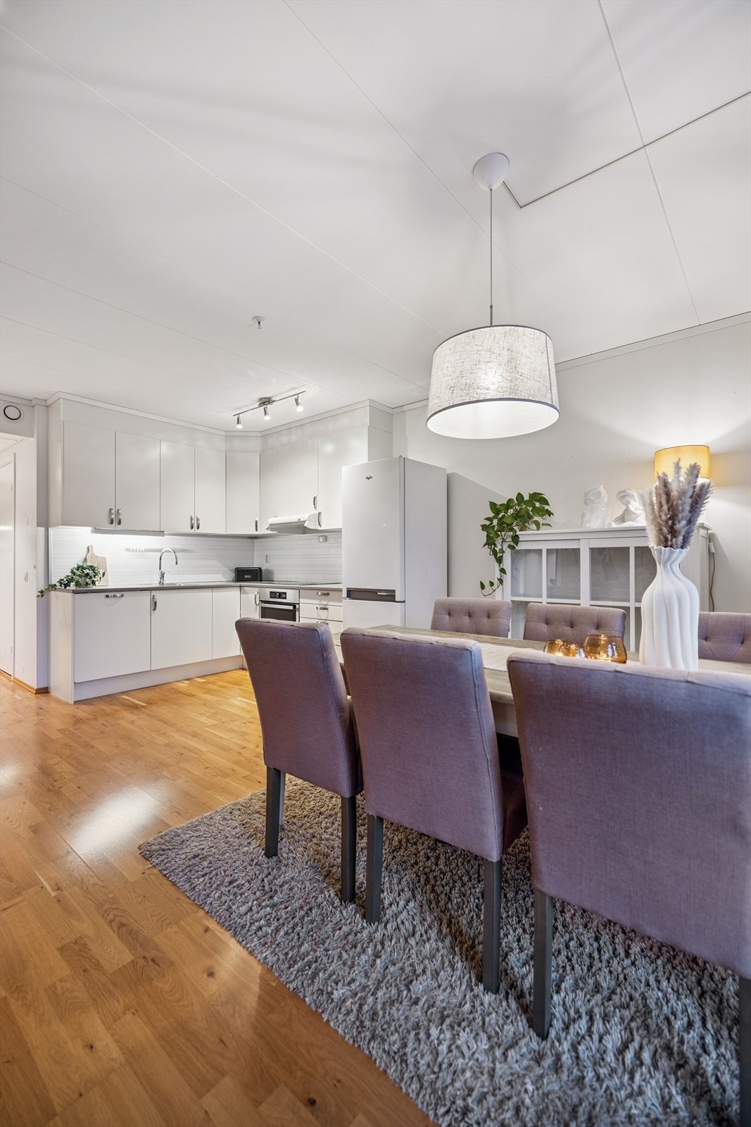 Kjøkkenet har en moderne innredning fra Norema med slette fronter og god skapplass. Galleribilde