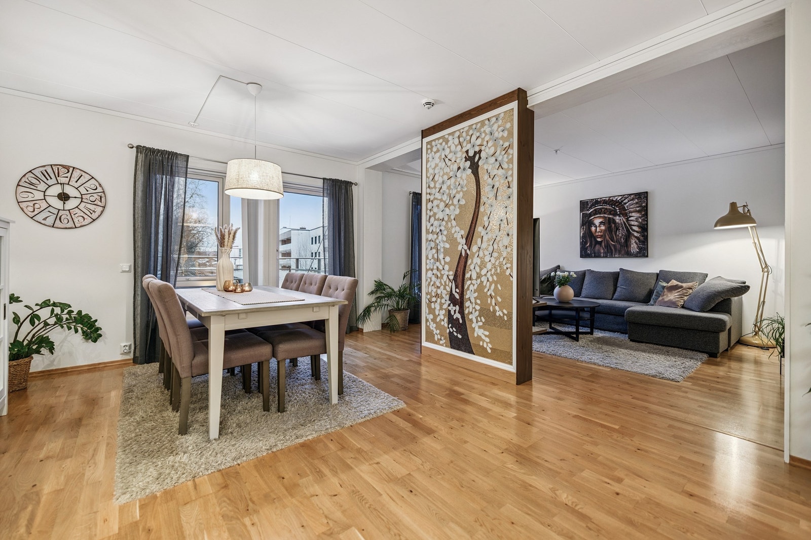 Leiligheten er arealeffektiv, og den dekorative halvveggen gjør rommene enkle å møblere. Galleribilde