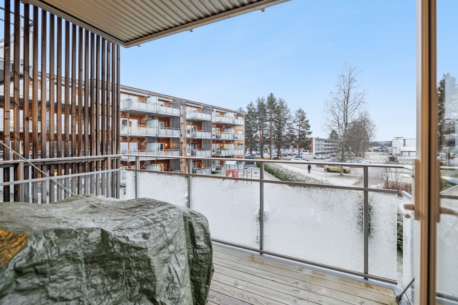 Fra stuen er det utgang til en overbygget, sydvendt terrasse på 8 m². Galleribilde