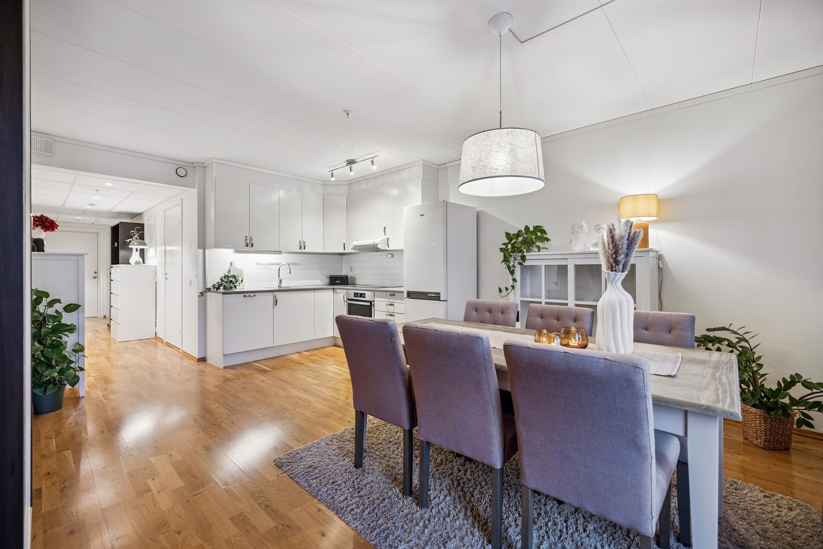 Den åpne løsningen gjør det enkelt å være sosial med gjester under matlagingen. Galleribilde