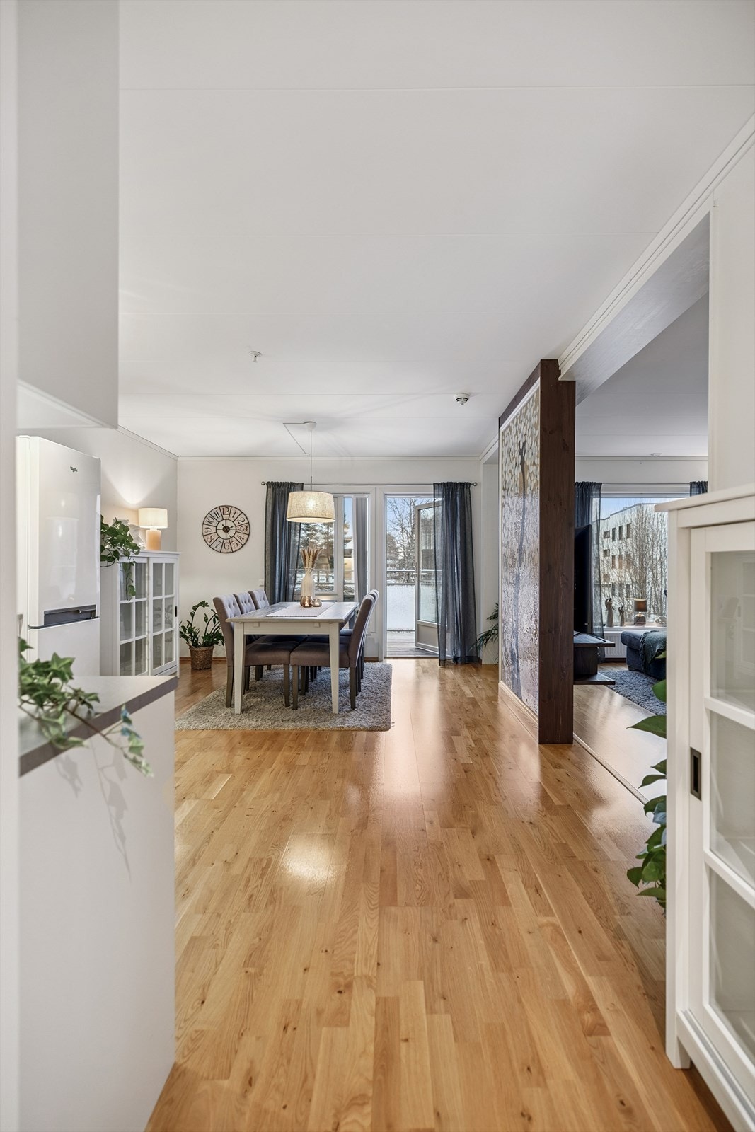 Fra spisestuen er det direkte utgang til den overbygde terrassen. Galleribilde