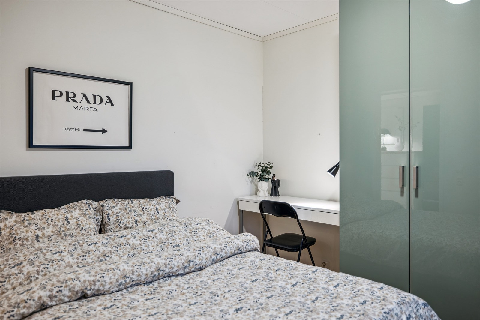 Hovedsoverommet har god plass til dobbeltseng og en egen kontorplass. Galleribilde