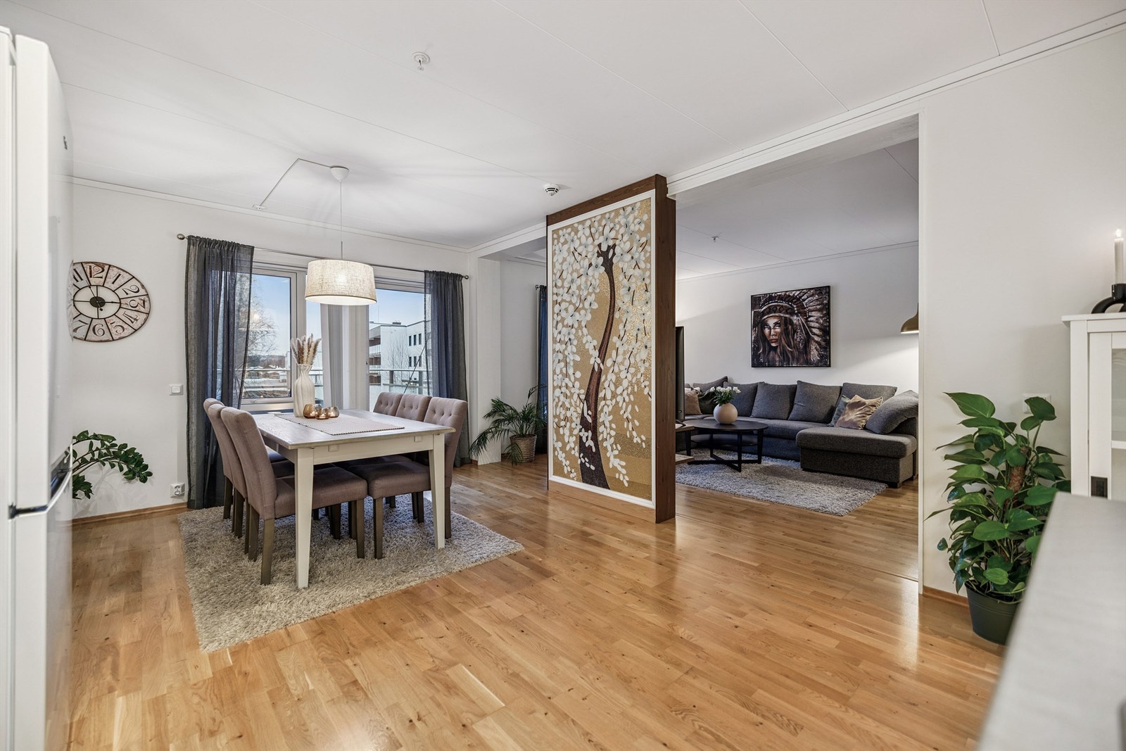 Spisestuen har en naturlig plassering i den åpne løsningen, med nærhet til både kjøkken og stue. Galleribilde