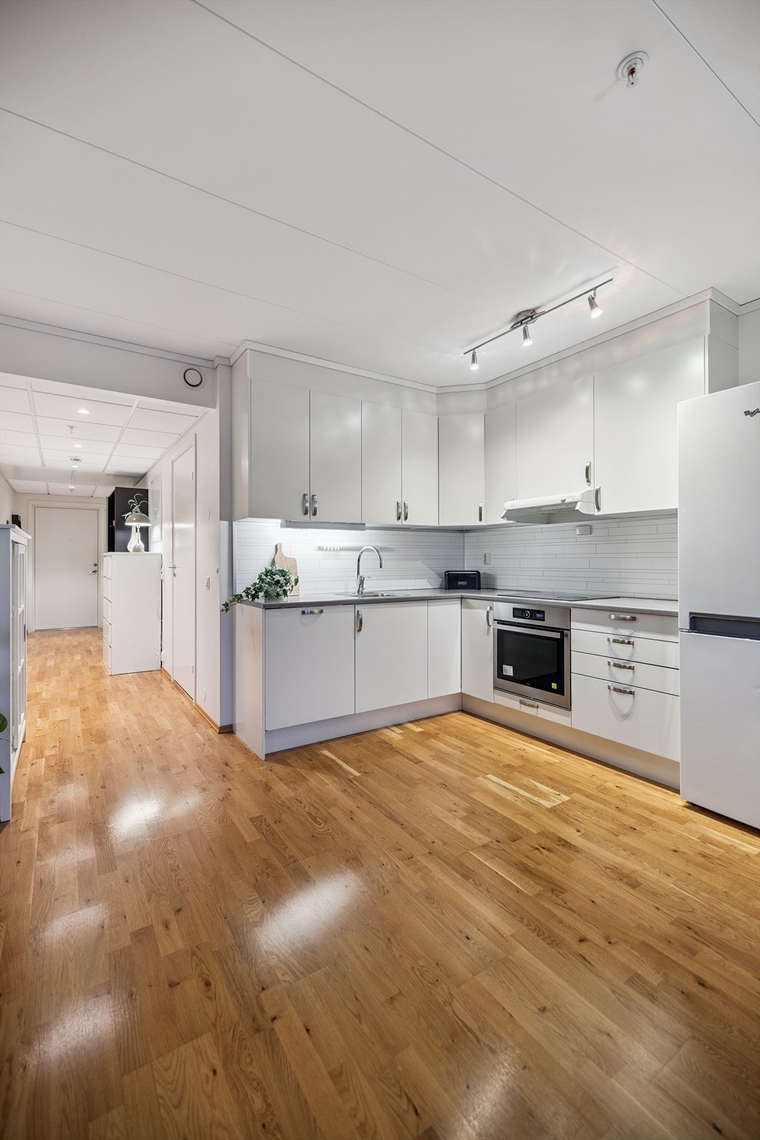 Kjøkkenet er praktisk utformet med en funksjonell arbeidssone. Galleribilde