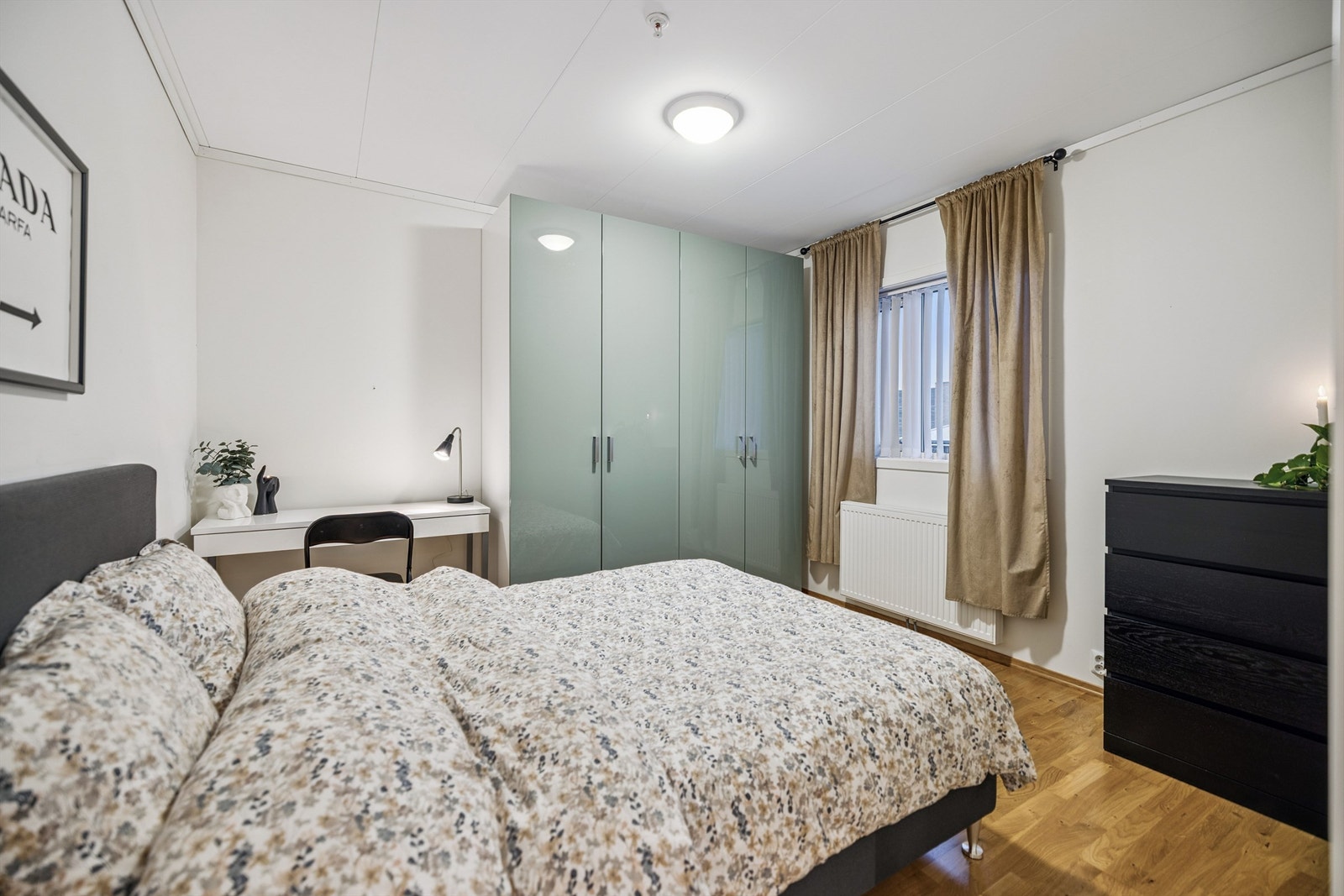 Rommet er utstyrt med en romslig garderobeløsning for gode oppbevaringsmuligheter. Galleribilde