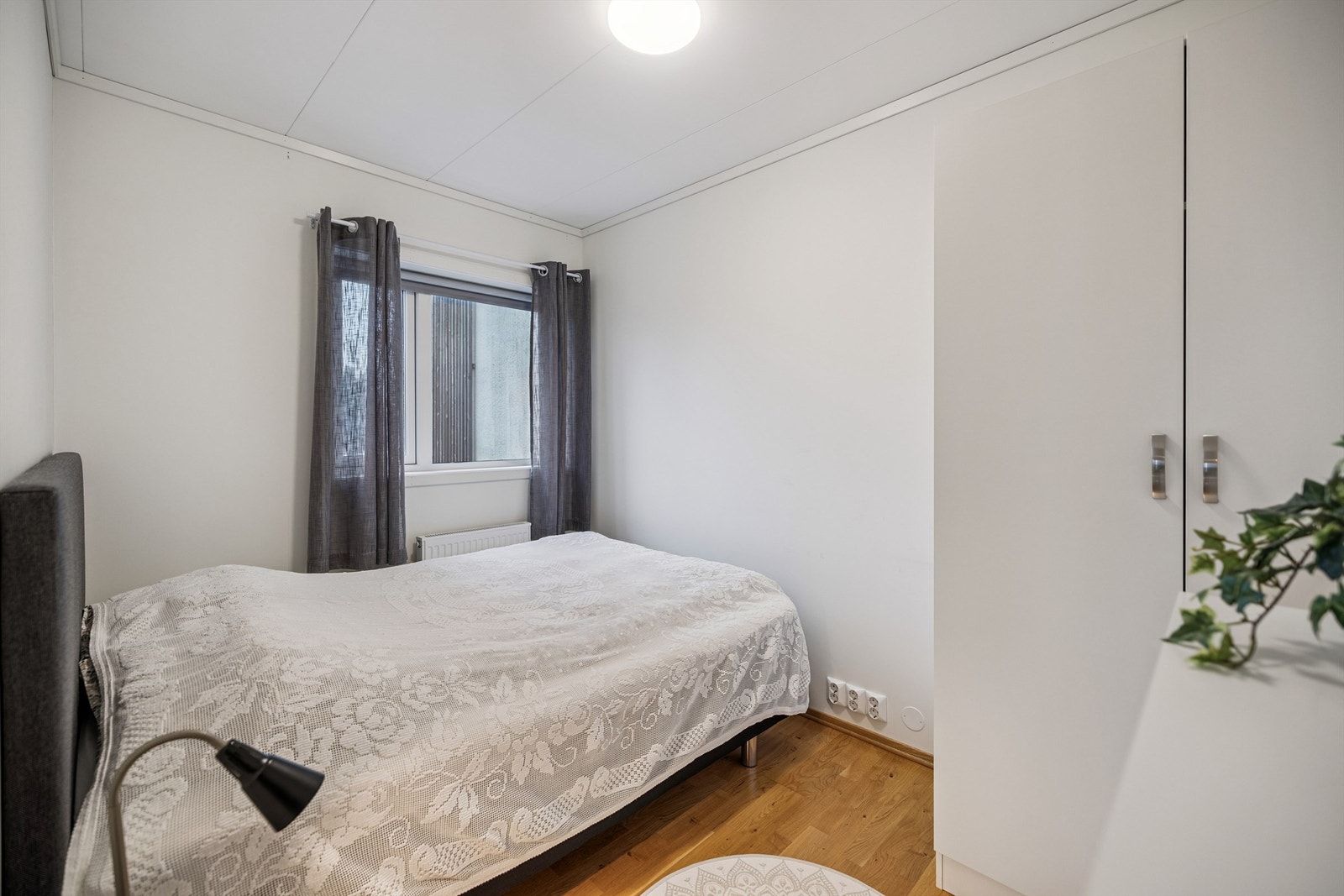 Rommet har plass til seng og oppbevaringsmøbler. Galleribilde