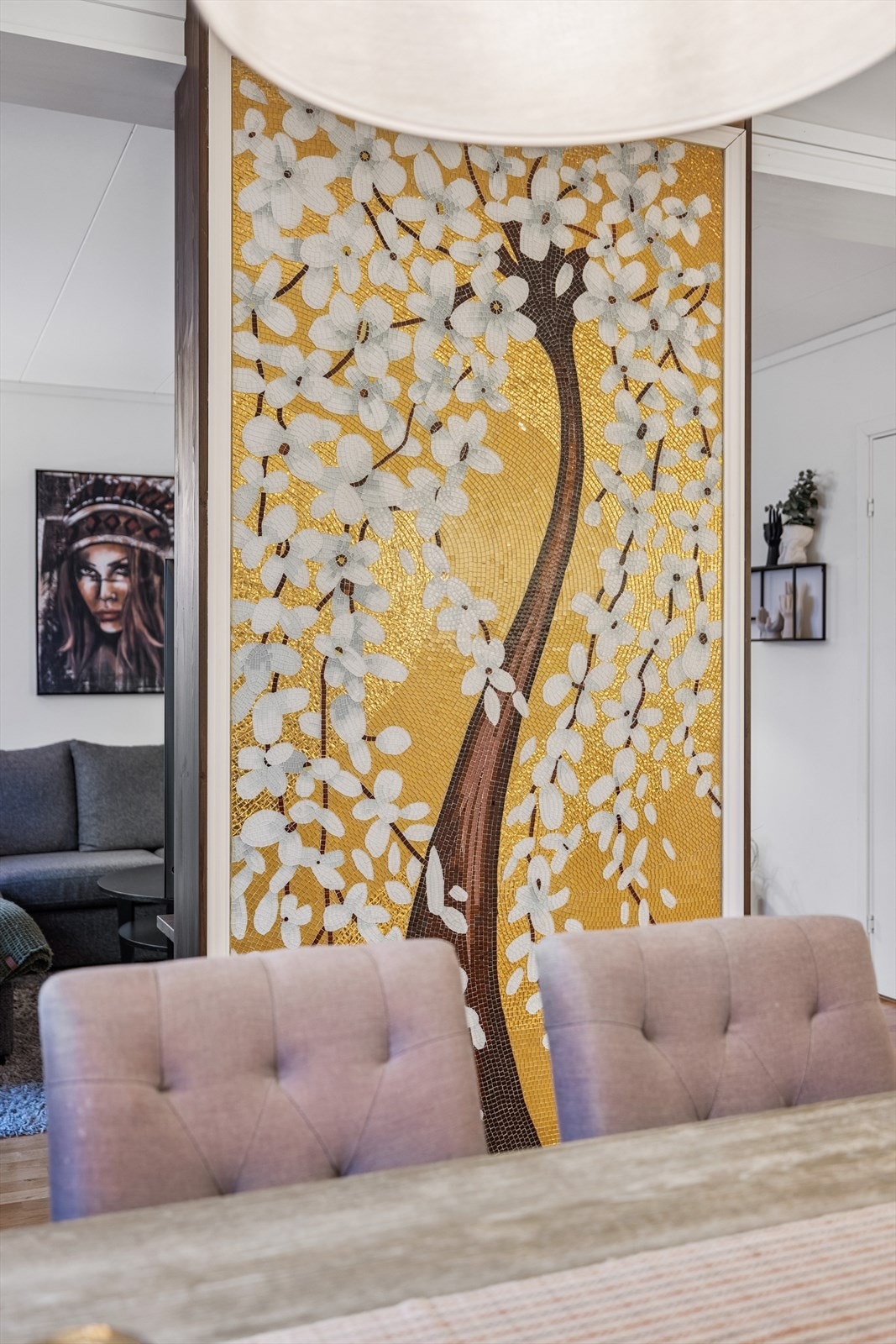 Siden som vender mot kjøkkenet er kledd med mosaikkfliser, som skaper en fin kontrast. Galleribilde