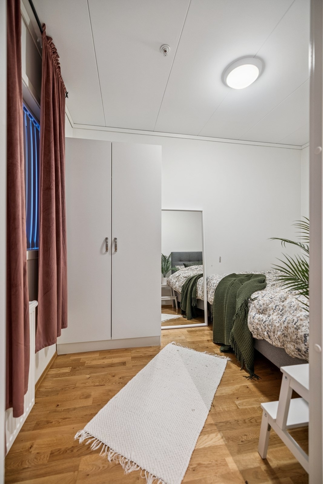 Det andre soverommet har også en god størrelse, med plass til seng og garderobeskap. Galleribilde