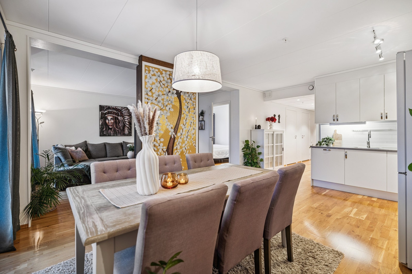 Fra spiseplassen har man god oversikt over stuen og kjøkkenet. Galleribilde