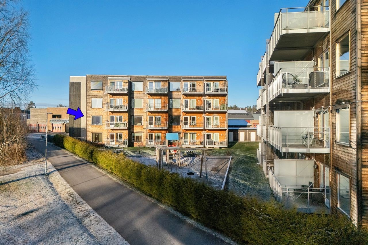 Eiendommen ligger i et veletablert boligområde med kort avstand til barnehager og barneskole. Galleribilde