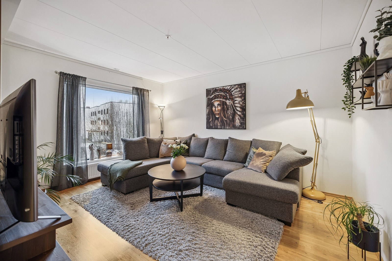 Stuen er et romslig og sentralt samlingspunkt med god plass til en større sofagruppe. Galleribilde