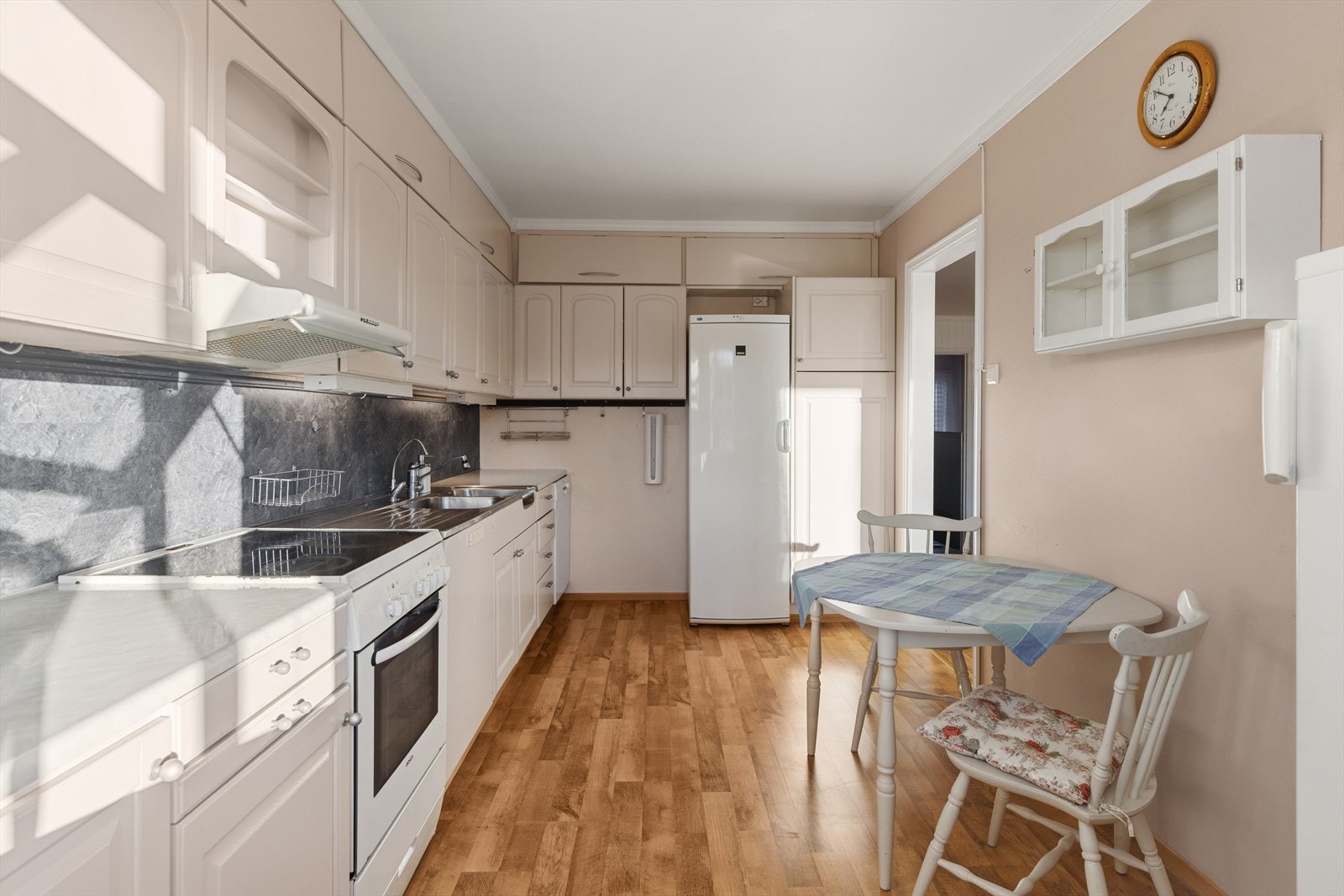 Det er god plass til spisebord på kjøkkenet. Galleribilde