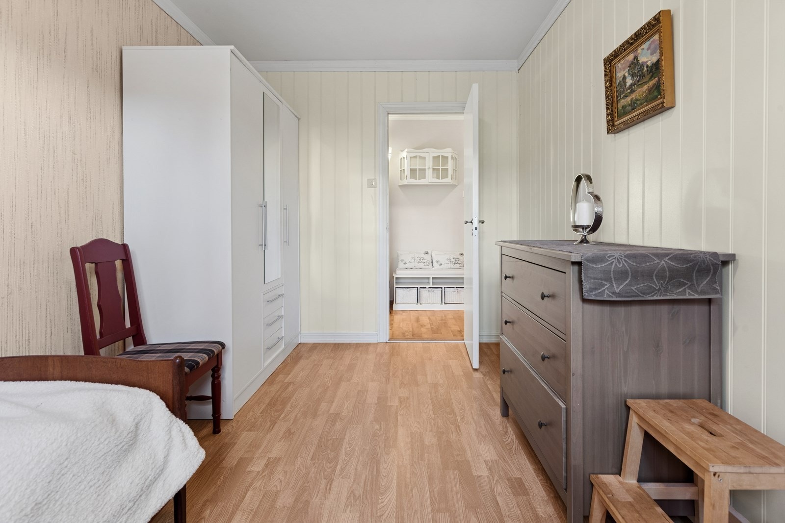 Praktisk, medfølgende garderobeskap. Galleribilde