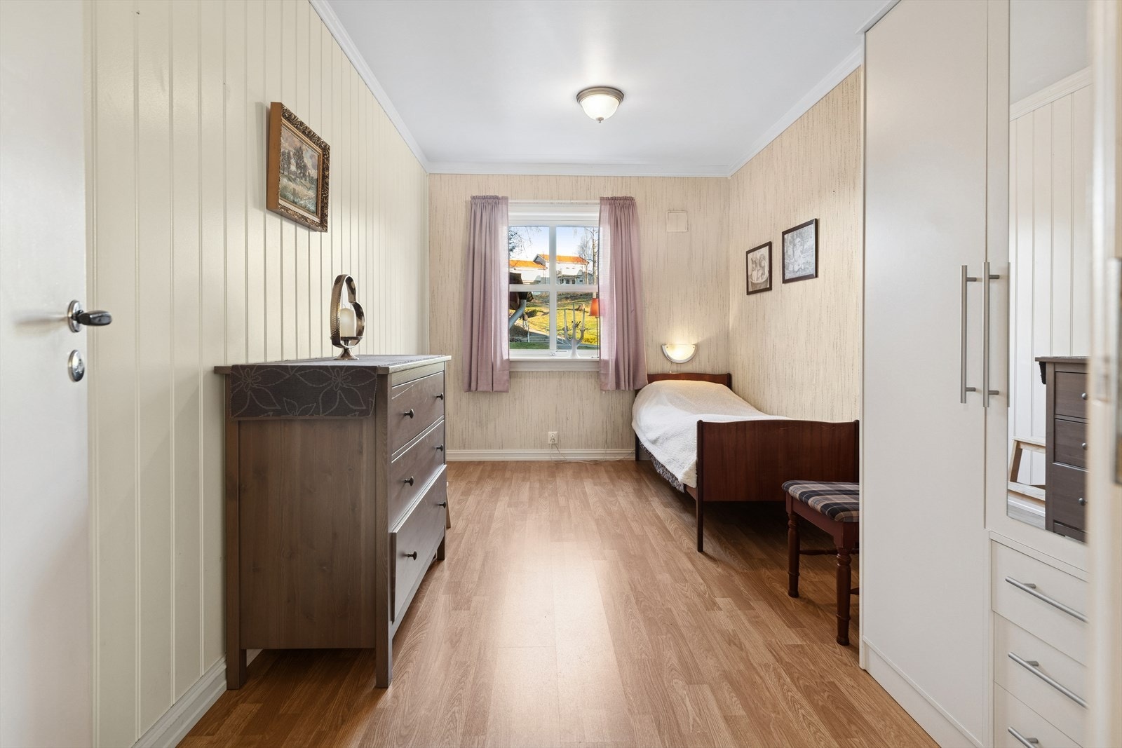 Soverom 2 med dels modernisterte overflater. Galleribilde