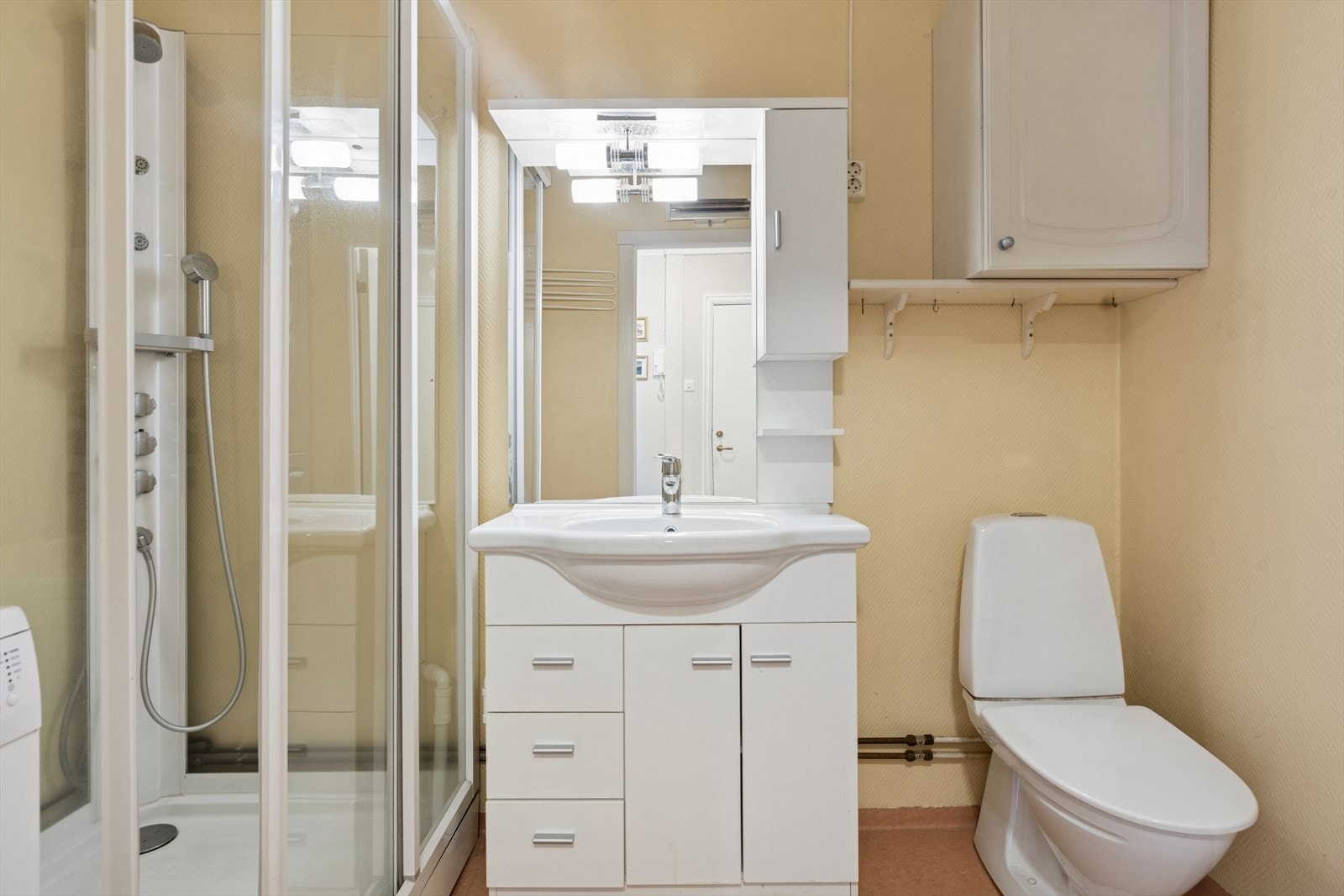 Badet har eldre standard og er enkelt innredet. Galleribilde