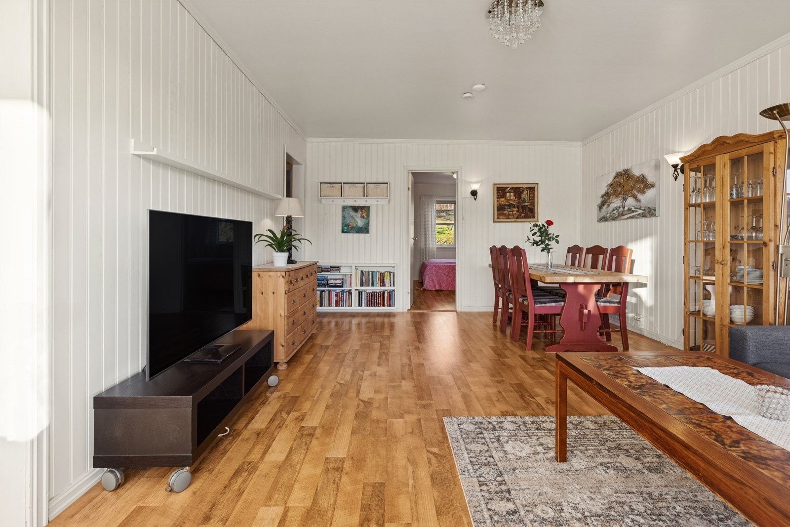 Stuen er lys og romslig. Innenfor stuen ligger hovedsoverommet. Galleribilde