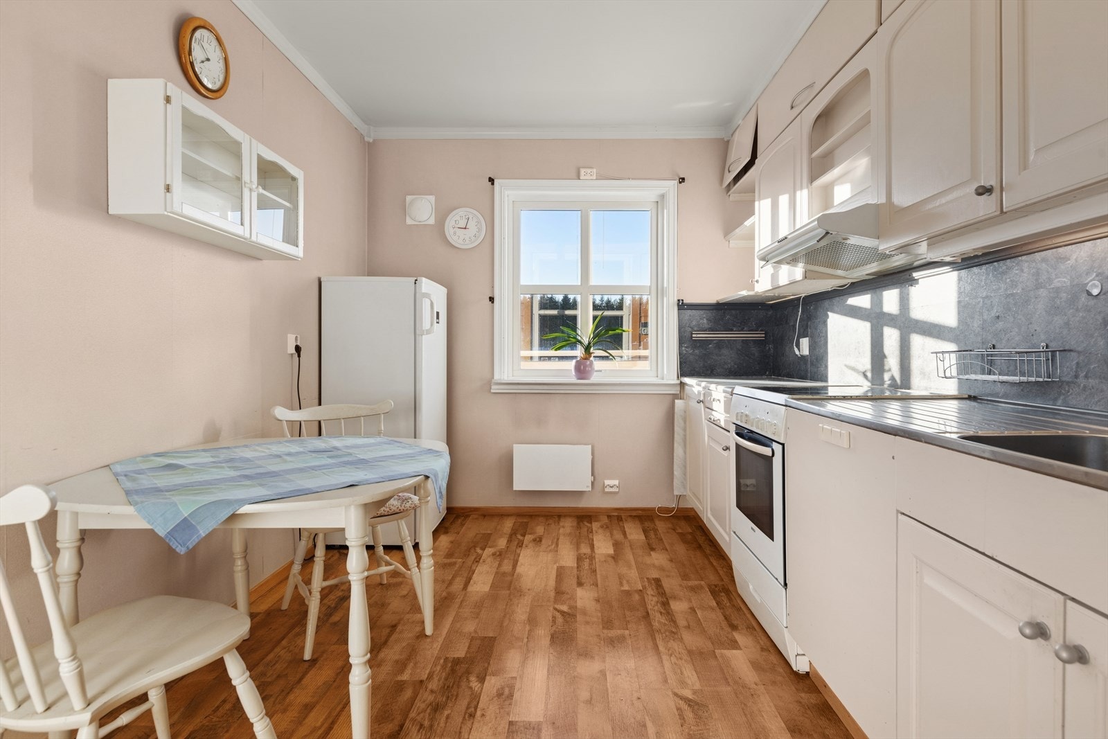 Takhøyinnredning med plass til frittstående hvitevarer. Galleribilde