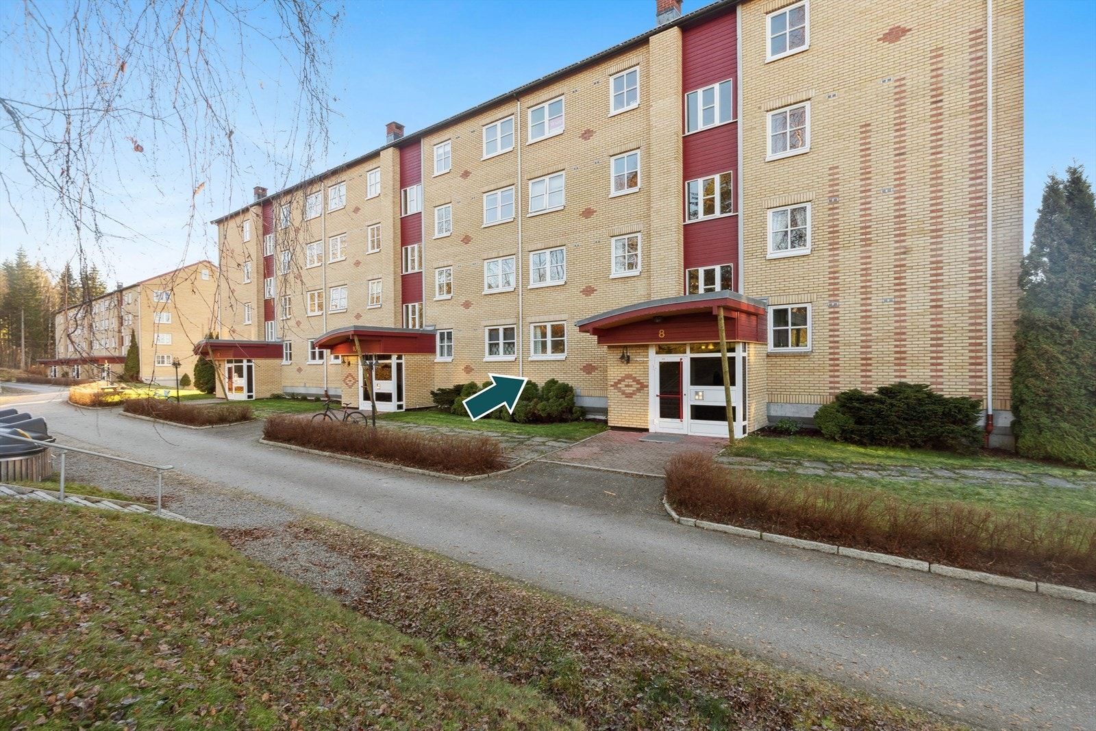 Leiligheten har nesten trinfri adkomst fra felles inngangsparti på bakkeplan. Galleribilde