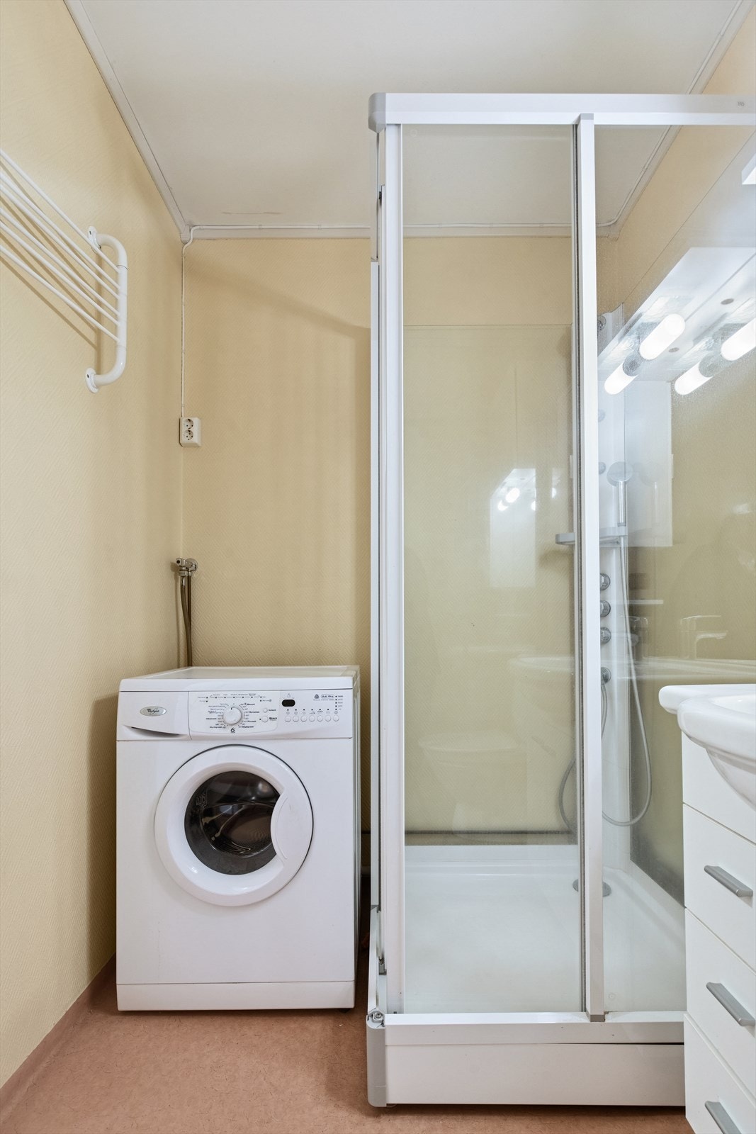 Opplegg for vaskemaskin og tørketrommel på badet. Galleribilde